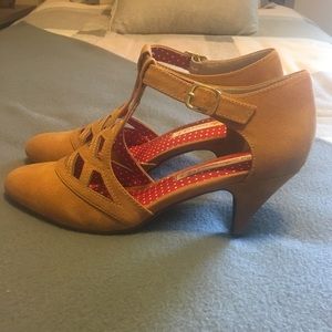 Brand New B.A.I.T. Retro Tan Heels